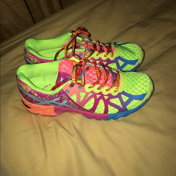 Never worn ASIC Gel Noosa 9