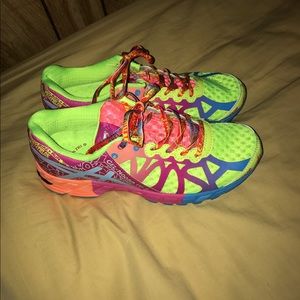 Never worn ASIC Gel Noosa 9