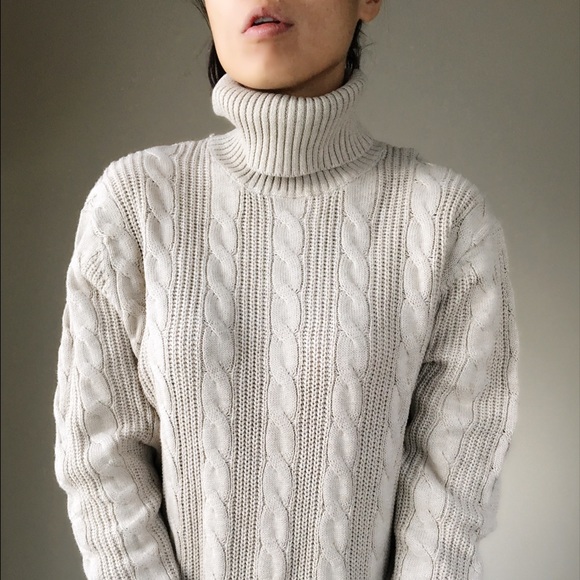 Sweaters - Turtleneck cable knit sweater . Oversize M