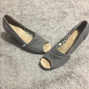 Gray Tom Wedges