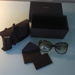 Beautiful Tom Ford sunglasses! 💋