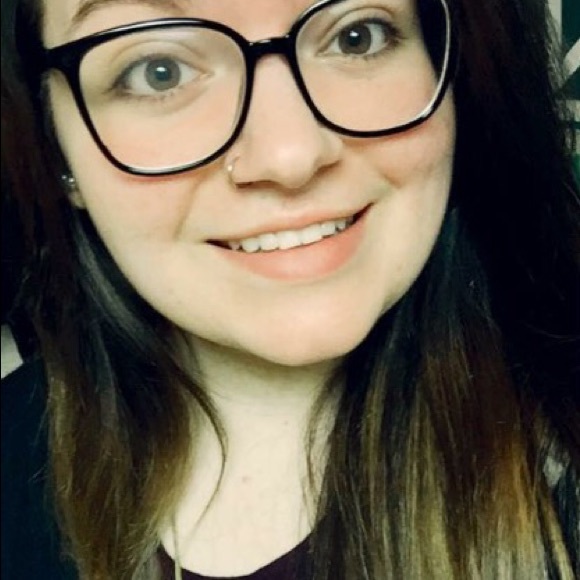 Meet your Posher, Ariana - Picture 1 of 1