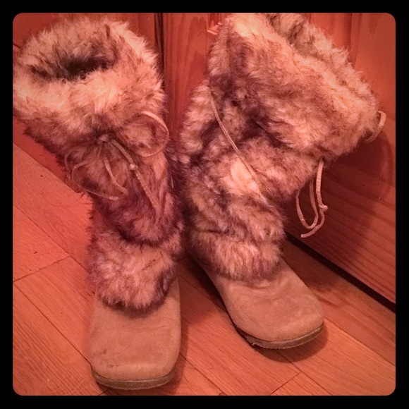 Super Cute Re-Posh Faux Fur Lace Up Tan Boots