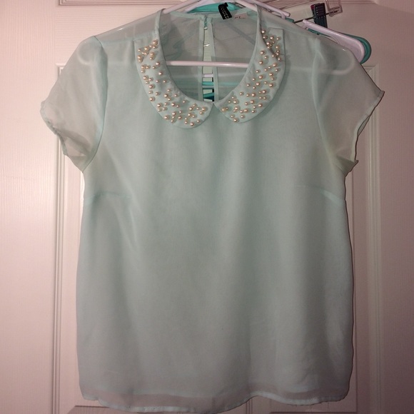 Blouse with pearl collar