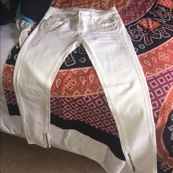 White Sandro jeans/capris fit like a size 0 or 2