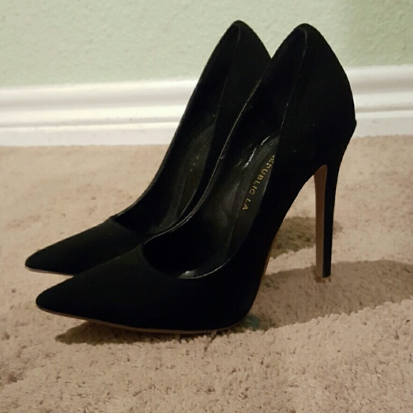 Black Pumps