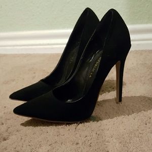 Black Pumps