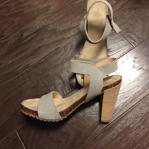 Kenneth Cole grey sandals