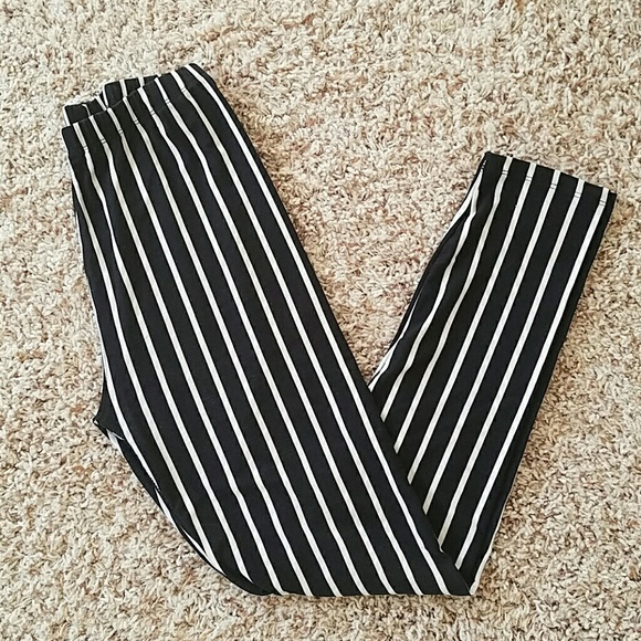 Black & white stripe leggings