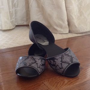 Black tribal print sandal. NEVER BEEN WORN!