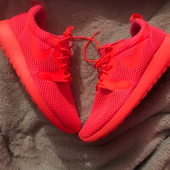 Nike Shoes - Women's Nike roshe one Sneakers