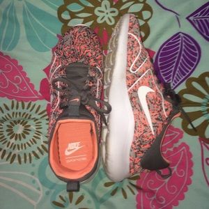 NIKE Kaishi 2.0 Pink and Grey