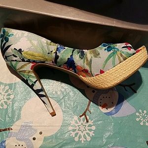 Nwb.. floral heels