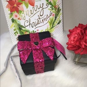 🎁 BETSEY JOHNSON PRESENT PURSE!