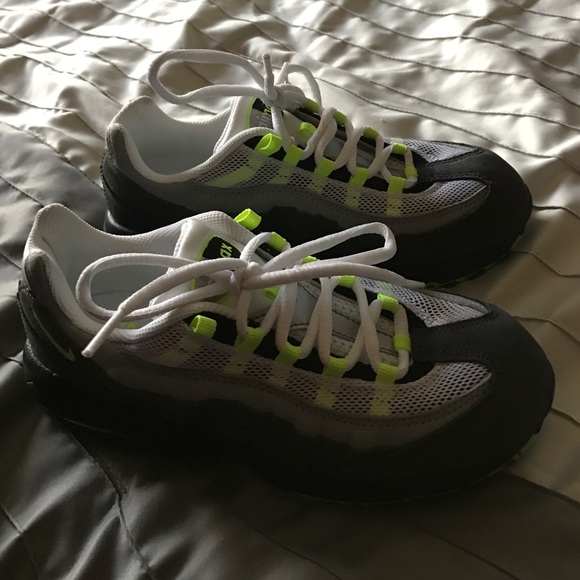 Boys electric green/ grey Nike air max