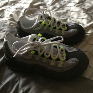 Boys electric green/ grey Nike air max