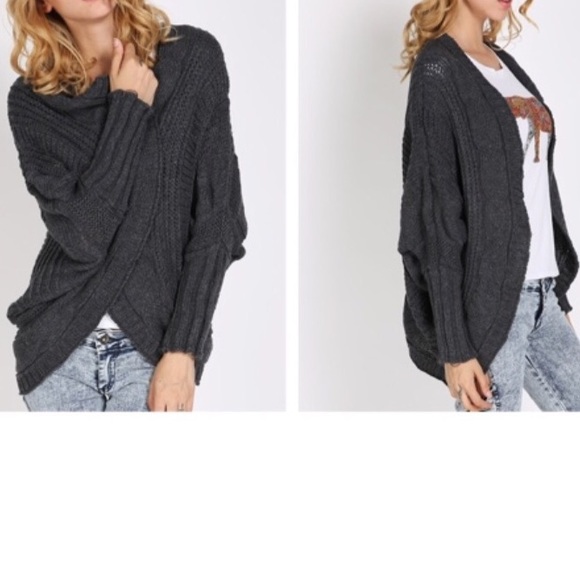 Sweaters - SALE🌺GRAY CABLE KNIT SWEATER