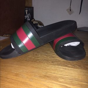 Gucci flip flops (black)