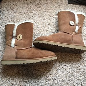 Short Bailey Button UGGs
