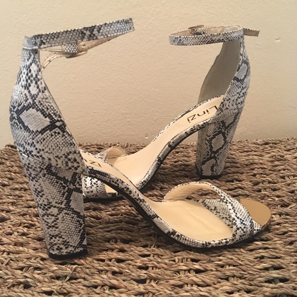 3-4 inch heel printed shoe. - Picture 1 of 4