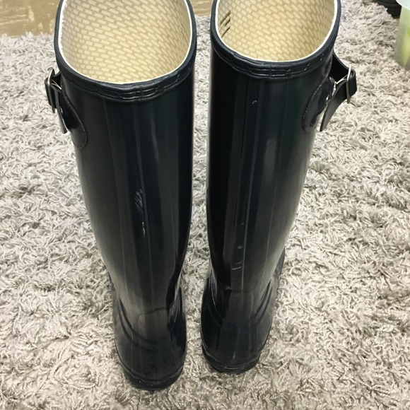 Hunter boots. Worn, with a few scratches.