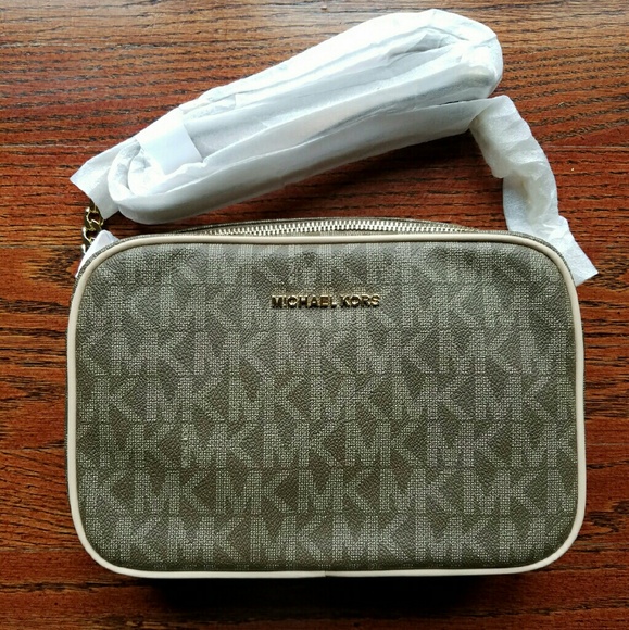 Michael Kors Handbags - Michael Kors Jet Set Large Crossbody and Earrings