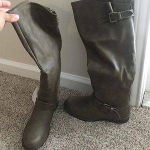 Brand new out of the box! Olive boots 6.5