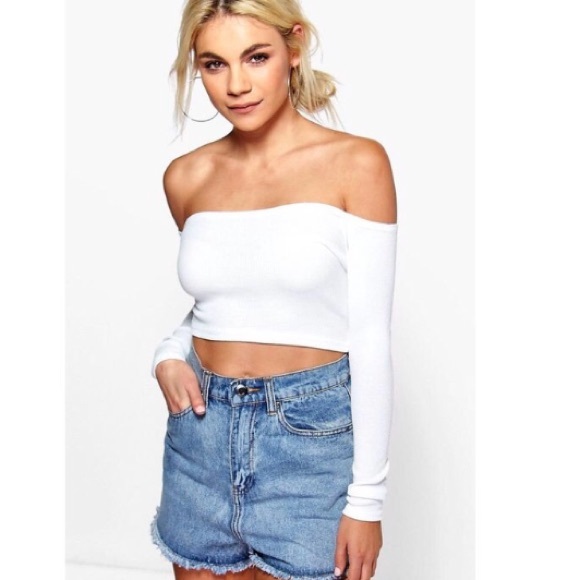 Off the shoulder crop top. 💘