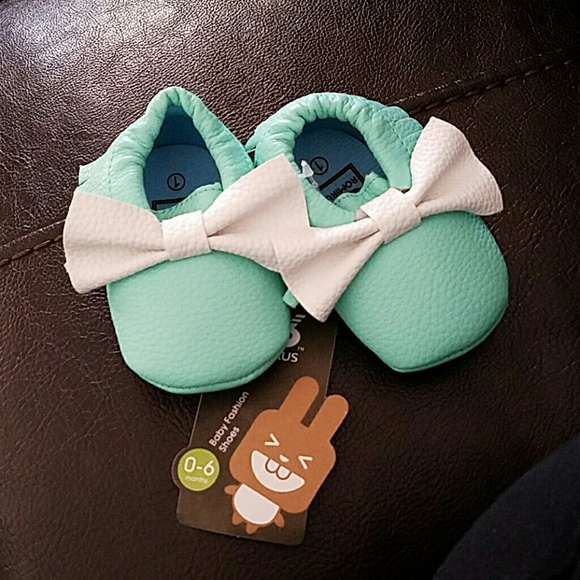 Nwt Baby booties and bow in Mint color.