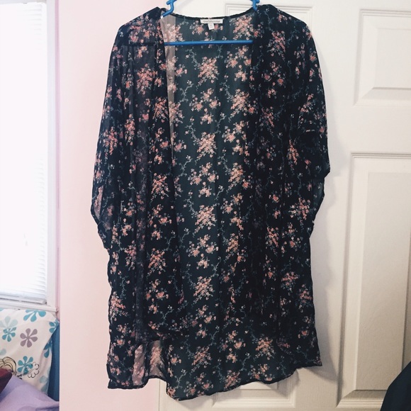 Flowy kimono with floral print
