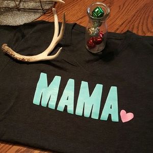 V-neck MAMA tee