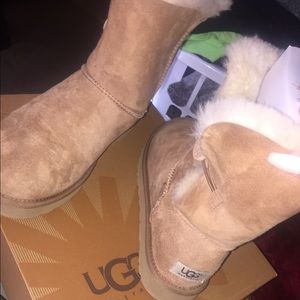 Ugg boots with bailey button 💕