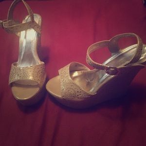 Dots platform gold wedges women's size 9