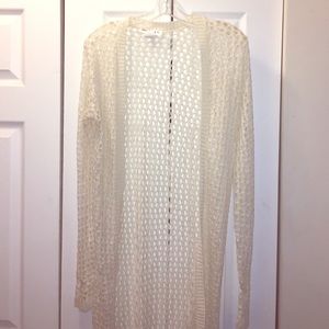 Loose-knitted, lightweight cardigan.