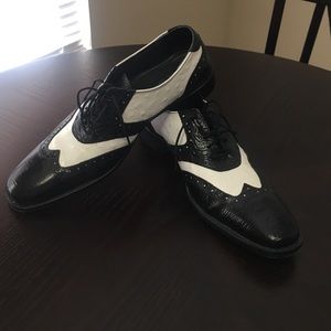 Black and white Stacy Adams dress shoe. Excellent