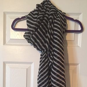 Scarf. Black and white stripes