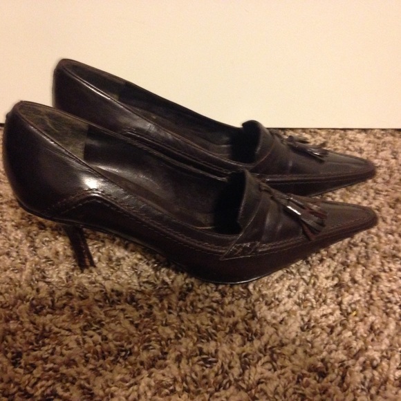 Classic brown tasseled pumps