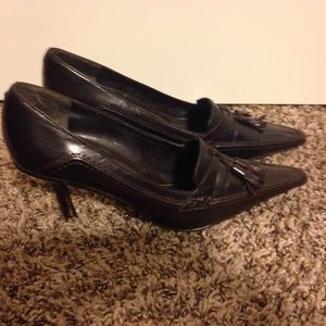 Classic brown tasseled pumps