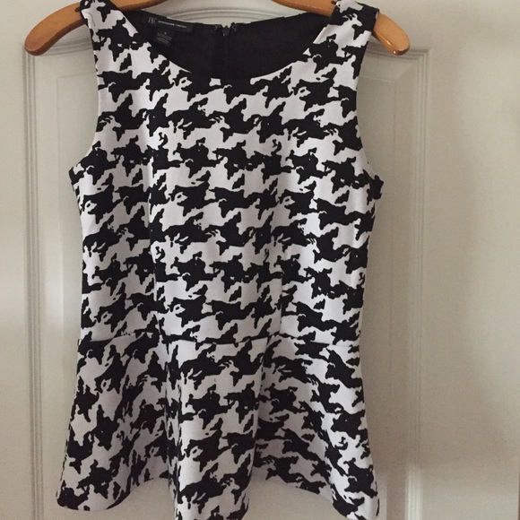 Black and white name brand top - Picture 1 of 2