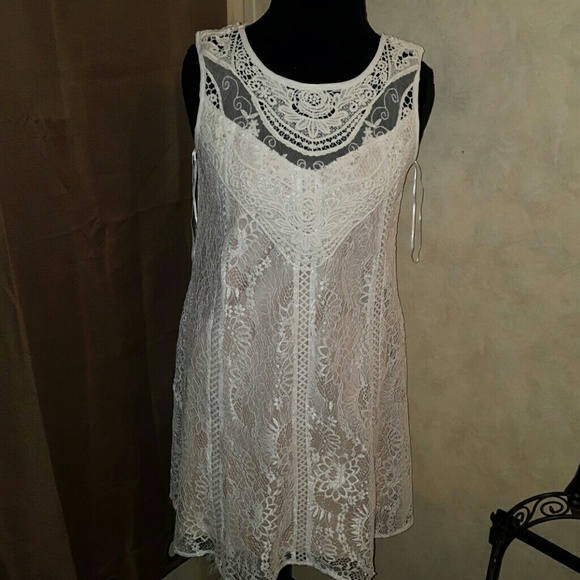 GORGEOUS Laced Dress - Picture 3 of 4