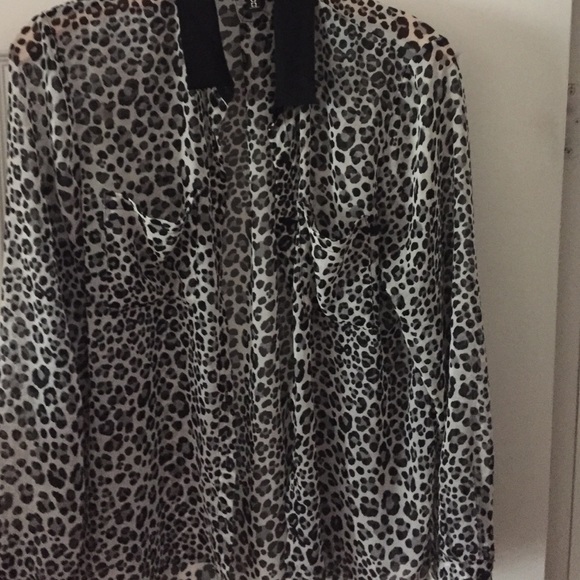 Black and white h and m top