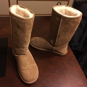 Brand new bear paw boots!!