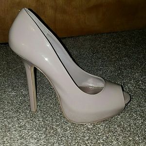 STEVE MADDEN  Scandall Taupe Griege Patent Pumps
