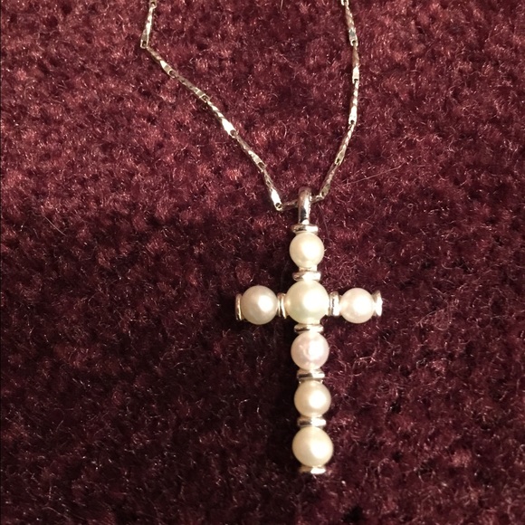 Sterling silver pearl cross on a 16 inches chain - Picture 1 of 2