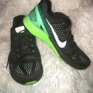 NIKE SNEAKERS 💚