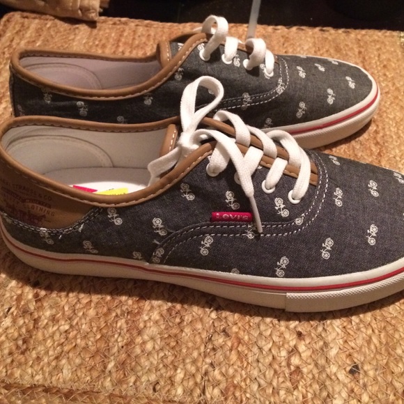 Levi's canvas shoes