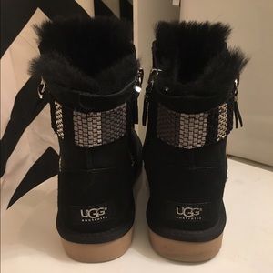 Black Aztec ugg boots size 9 worn once