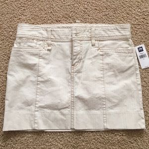 GAP cream mini skirt. New w tags, size 6