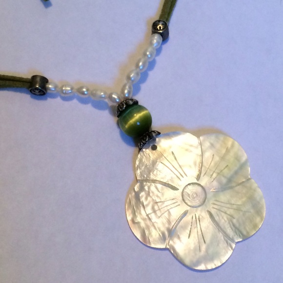 Choker necklace w Mother of pearl flower pendant