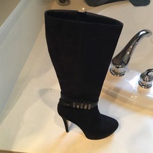 2 lips too black boots